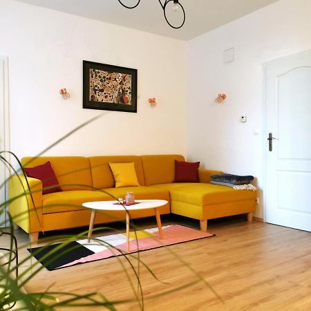 Cozyhome The Castle Apartment - Spacious, Quiet, High Ceiling Bratislava Exteriör bild