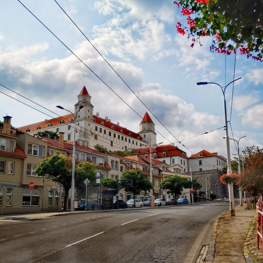 Cozyhome The Castle Apartment - Spacious, Quiet, High Ceiling Bratislava Exteriör bild