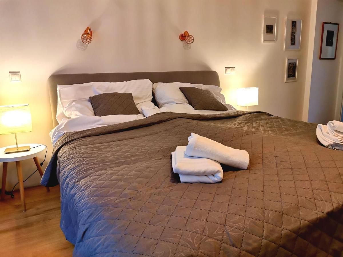 Cozyhome The Castle Apartment - Spacious, Quiet, High Ceiling Bratislava Exteriör bild