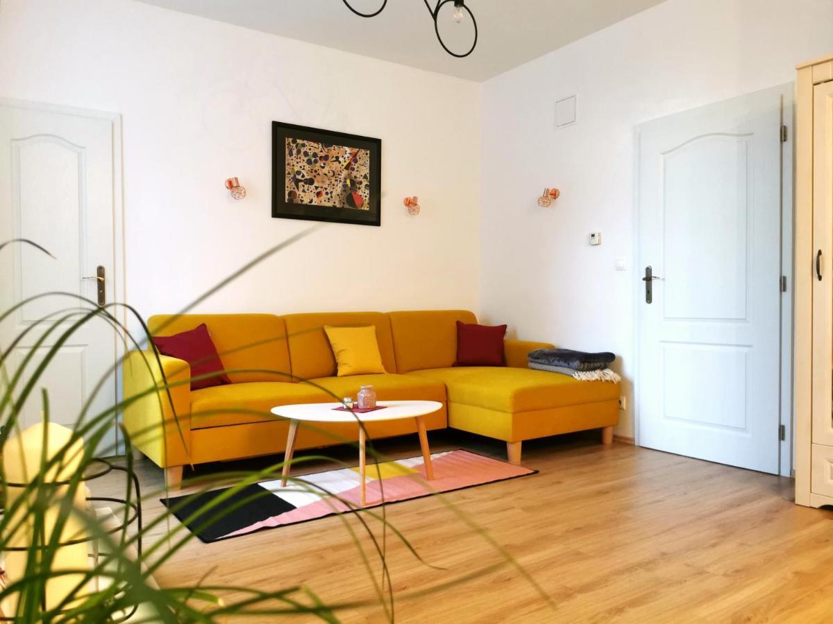 Cozyhome The Castle Apartment - Spacious, Quiet, High Ceiling Bratislava Exteriör bild