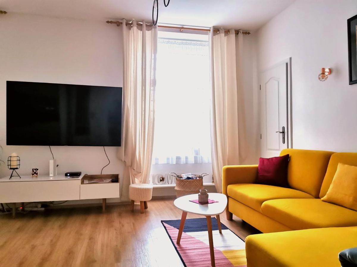 Cozyhome The Castle Apartment - Spacious, Quiet, High Ceiling Bratislava Exteriör bild