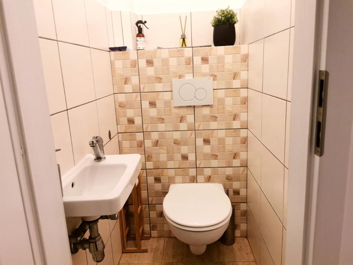 Cozyhome The Castle Apartment - Spacious, Quiet, High Ceiling Bratislava Exteriör bild