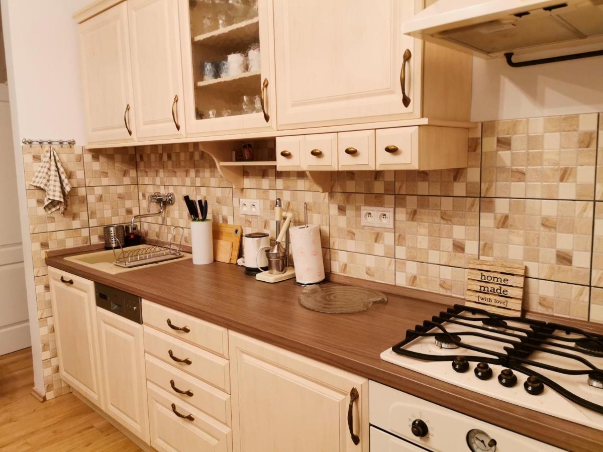 Cozyhome The Castle Apartment - Spacious, Quiet, High Ceiling Bratislava Exteriör bild